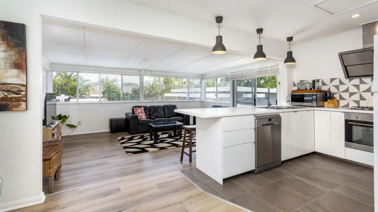 Family Home With Pool And Guest House Banksia Beach