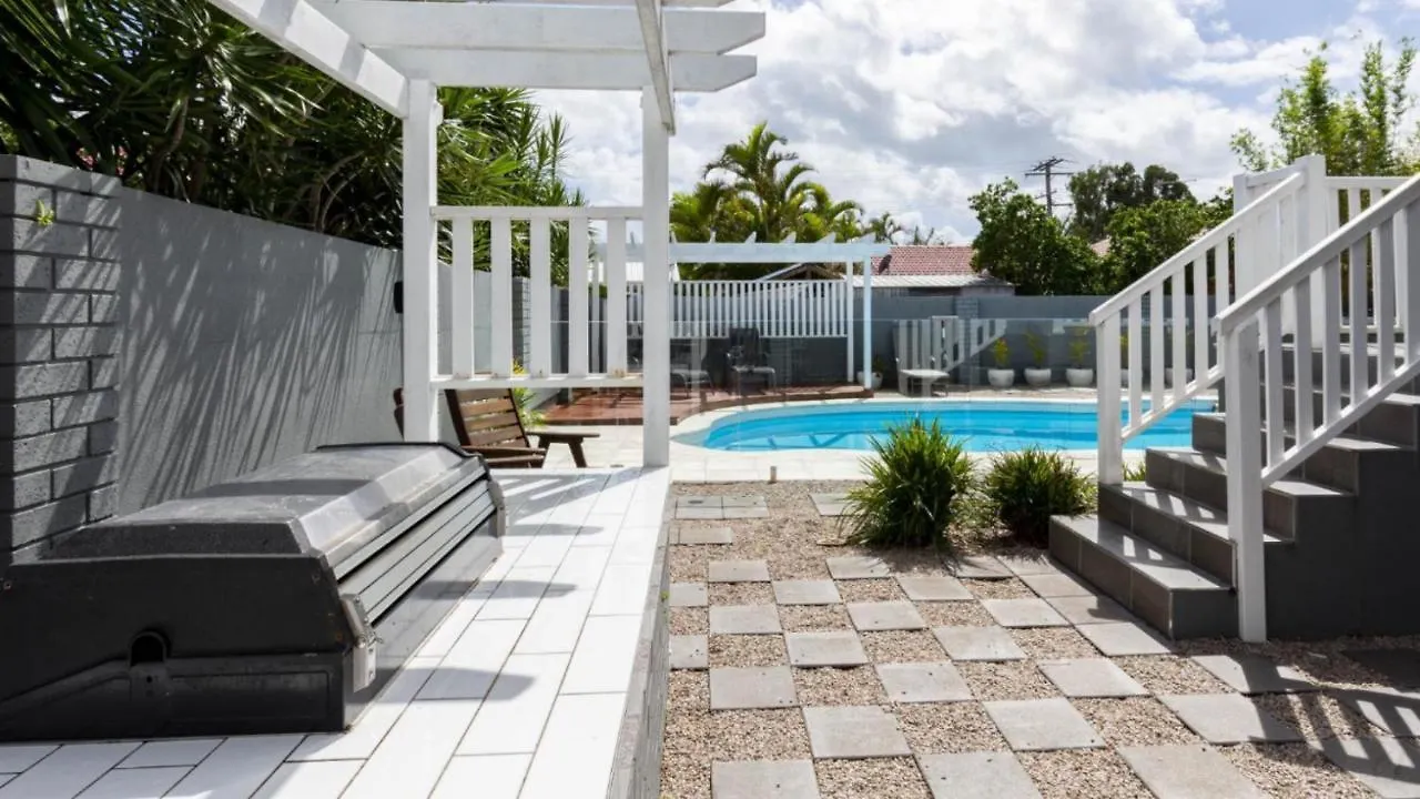 Family Home With Pool And Guest House Banksia Beach Holiday home