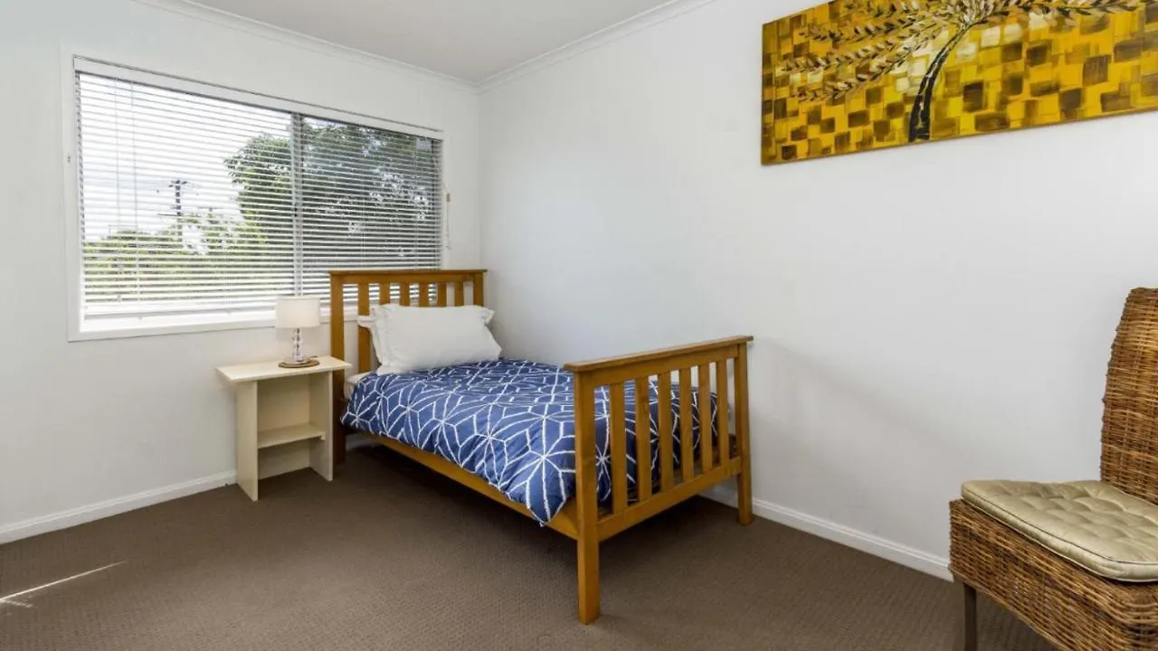 Family Home With Pool And Guest House Banksia Beach