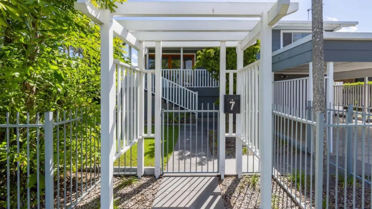 Family Home With Pool And Guest House Banksia Beach Australia