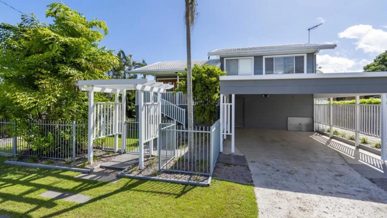 Family Home With Pool And Guest House Banksia Beach Holiday home